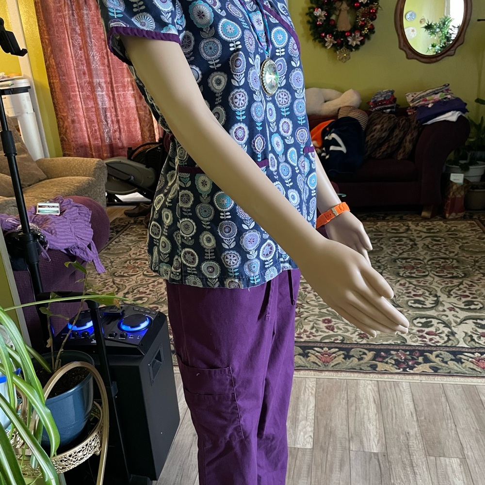 Scrub suit top xs, pant small no holes nor tear no stains.